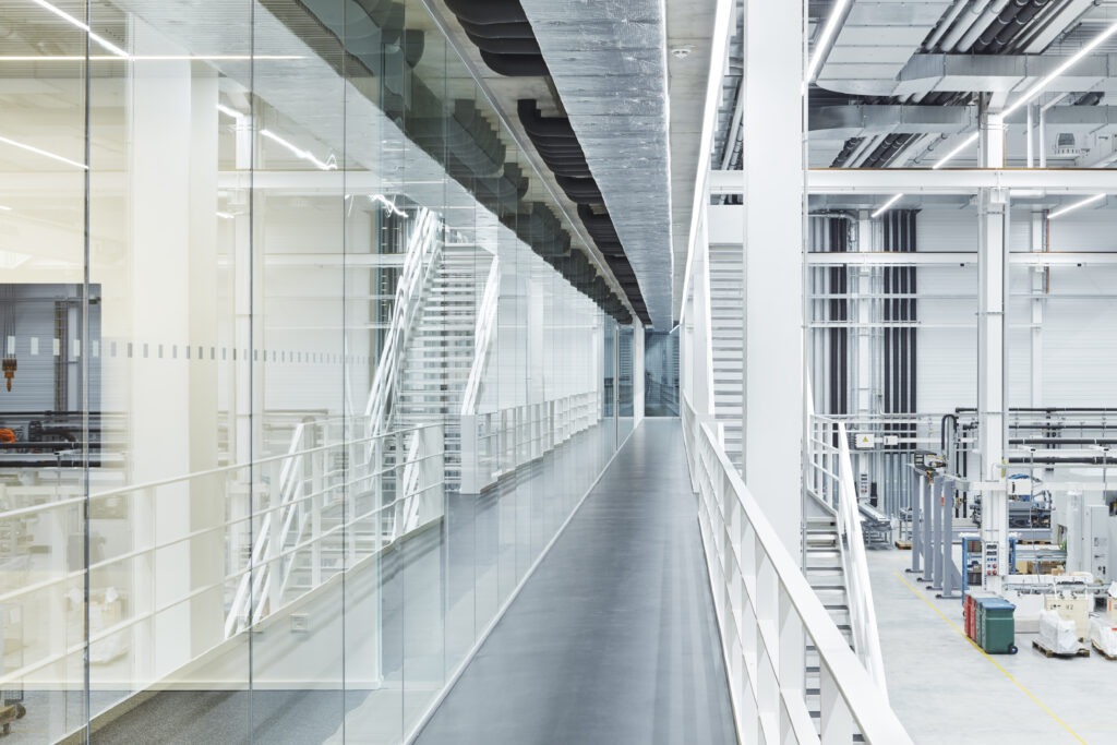 Steg Übergang zwischen Büro- und Produktionsbereich des Industriebaus