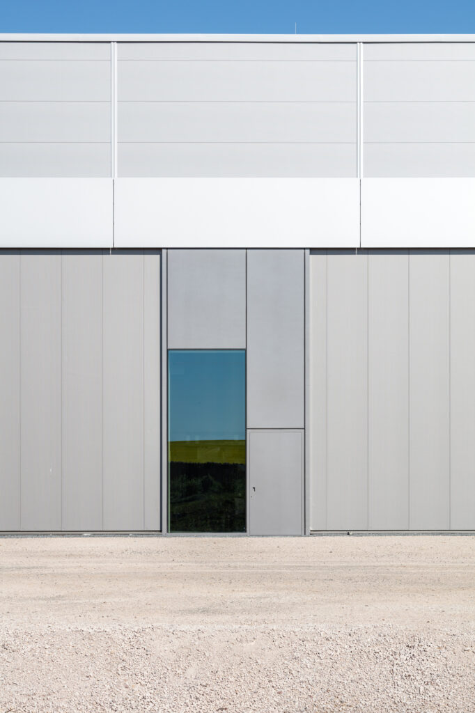 Fassadendetail mit Fenster und modularen Elementen außen