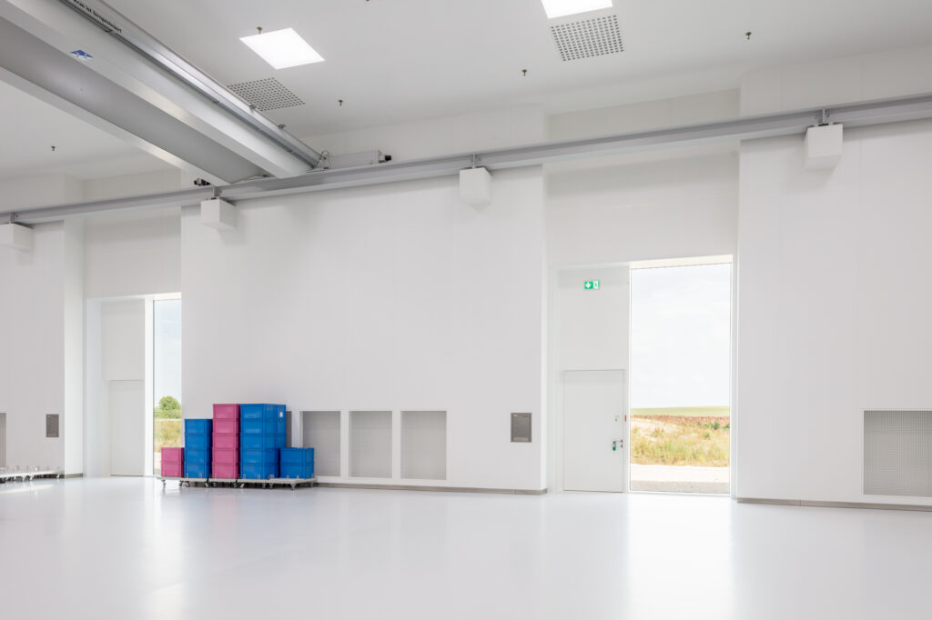 bodentiefe Fenster im Reinraum der Fabrik für Dialysefilter