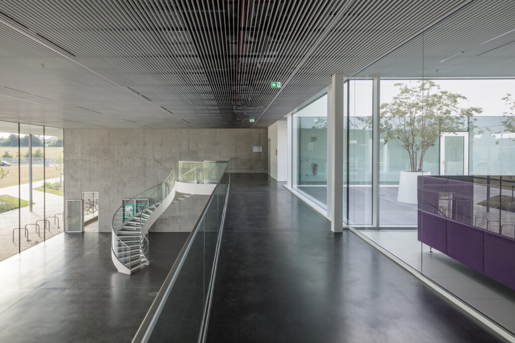 foyer der Reinraumfabrik mit Galerie, Wendeltreppe und Hof Terasse