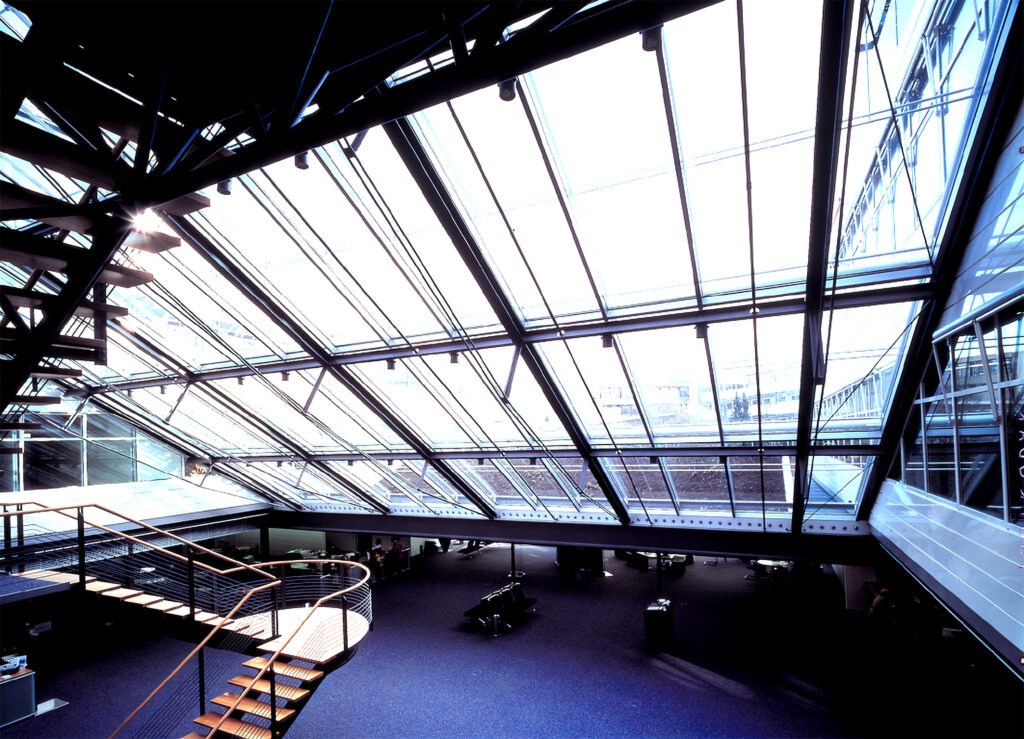 Bankgebäude Innenraum Foyer mit großem Dachfenster
