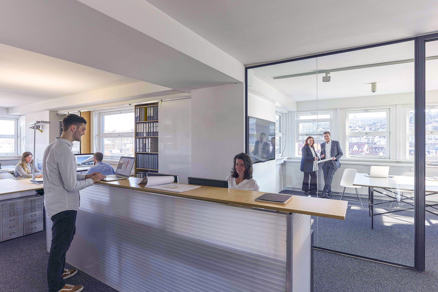 Blick in das Büro von Neugebauer+Rösch Architekten mit Mitarbeitenden