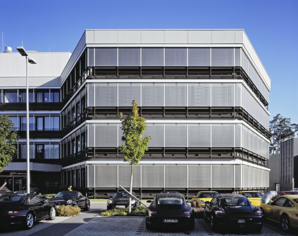 Fassade des Bürogebäudes mit innovativem Sonnenschutz