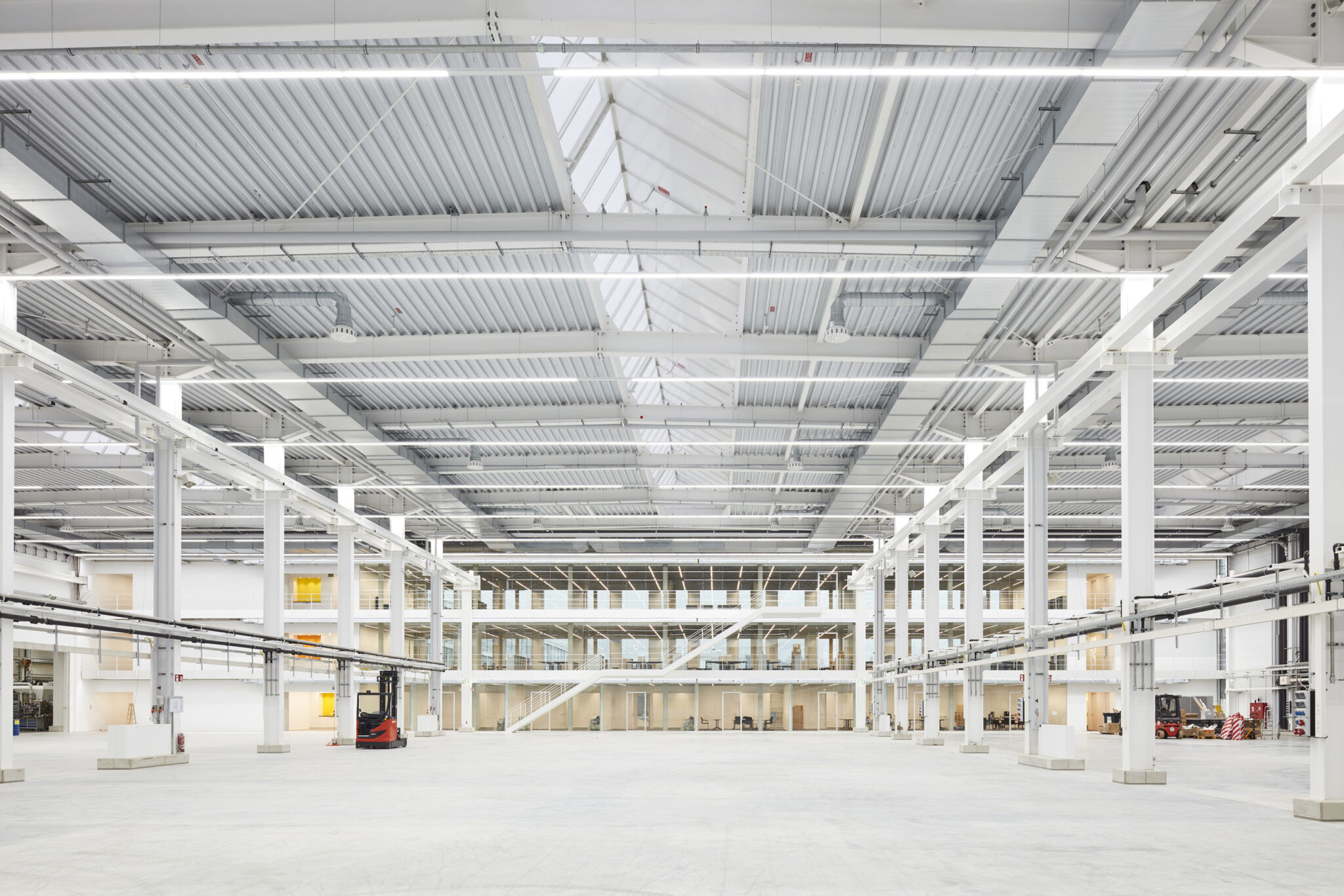 Montagehalle der Unternehmenszentrale EMAG - Industriebau von Neugebauer + Rösch Architekten