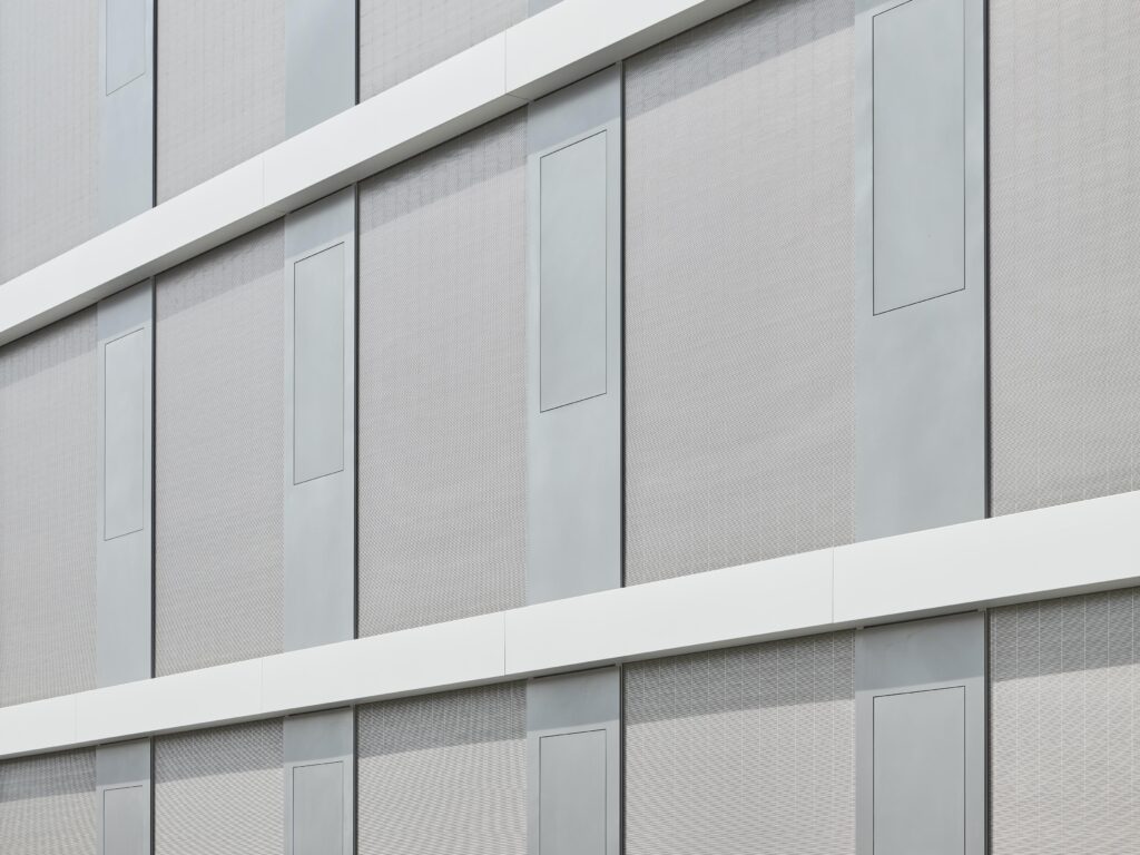 Fassadendetail mit innovativem Sonnenschutz