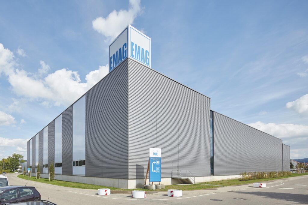 Industriefassade Lamellen Produktionshalle