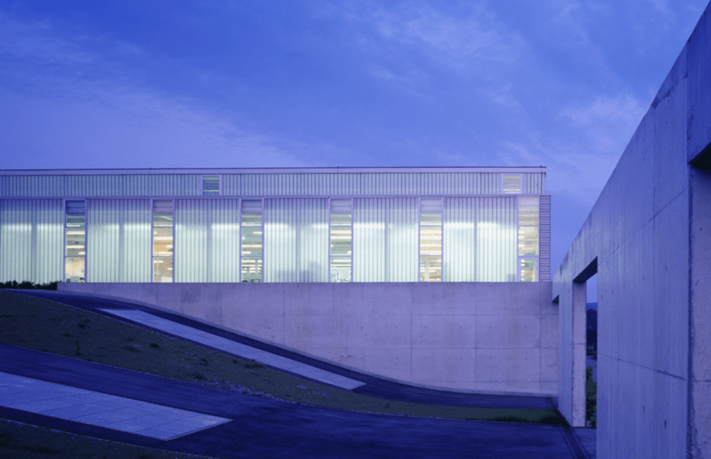 Fassade und Testrampen des Industriegebäudes