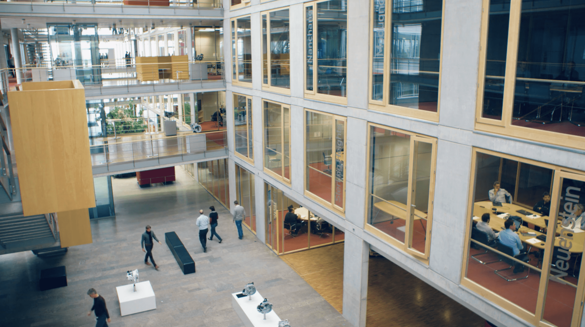 kommunikative Marktstraße im Innenraum des Industriebaus