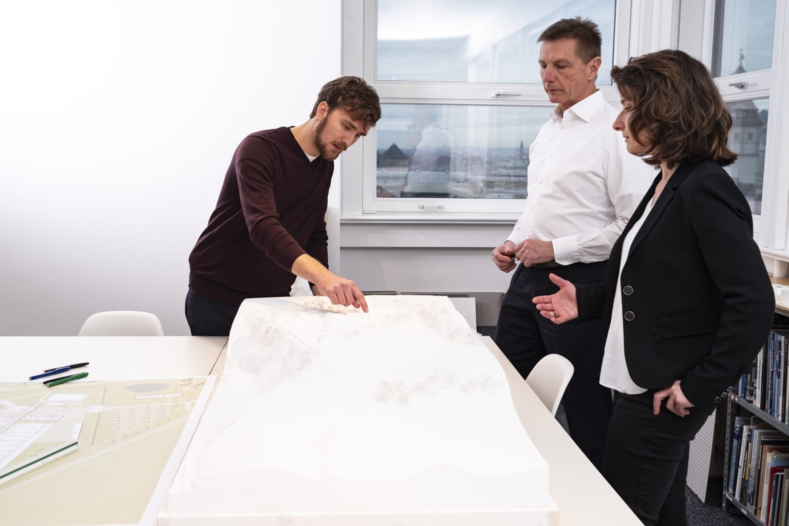 Architekten Diskussion an großem Umgebungsmodell