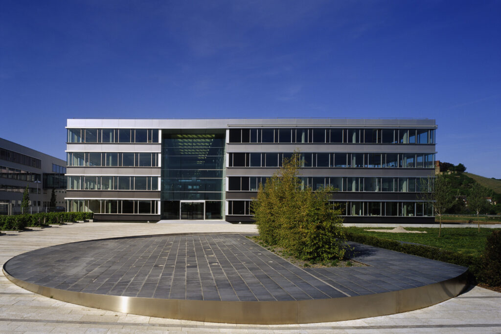 Eingangsplatz und Fassade des InnovationsCenter GETRAG - Industriebau von Neugebauer + Rösch Architekten
