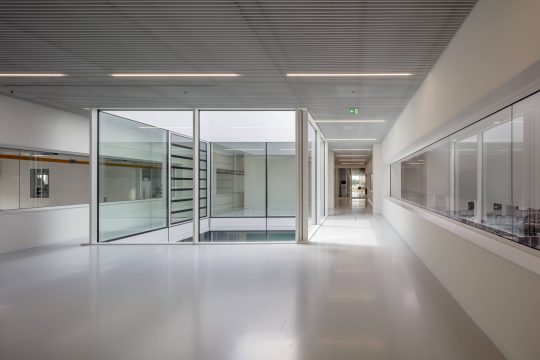 Besuchergang mit Lichthof - Architektur von Neugebauer + Rösch Architekten