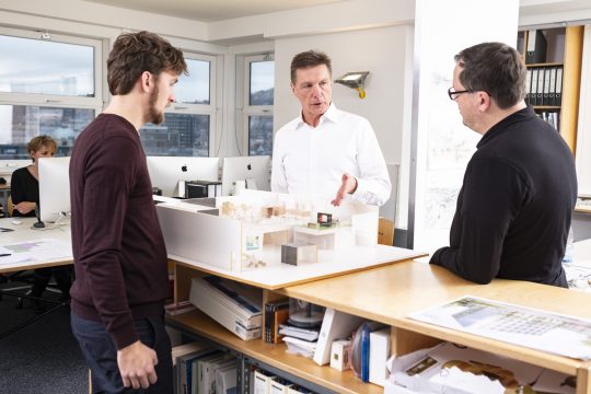 Architekten beraten Kunden Projekt an Modell